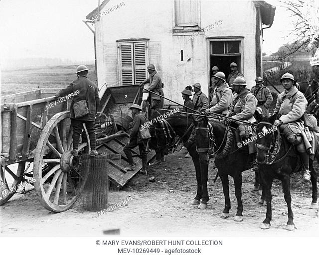 Mounted soldiers of the French 28th Cavalry Regiment with British troops at a barricade in Roye on the Western Front in France during World War I in March 1918
