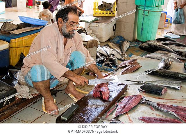FISHMONGER CUTTING UP A FISH, FISH MARKET IN MUTTRAH, MUSCAT, SULTANATE OF OMAN, MIDDLE EAST