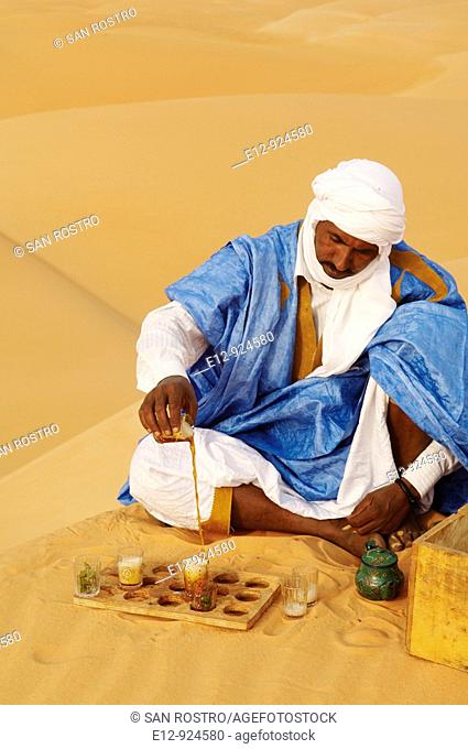 Man preparing tea in the Sahara desert near Chinguetti, Adrar Plateau, Mauritania