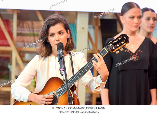 Frankfurt, Germany. 15th Oct, 2017. Katie Melua (*1984), Georgian-British singer, songwriter and musician, performing live at the Handover Ceremony: France 2017...
