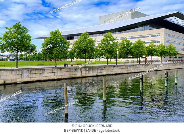 Dania - region Zealand - nowoczesny budynek Kopenhaskiej Opery Krolewskiej na Holmen Denamrk - Zealand region - Copenhagen â€“ modern building of the Copenhagen...