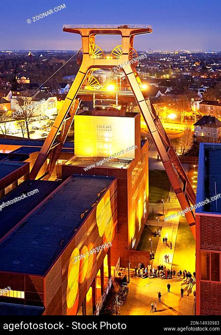 Panorama der Zeche Zollverein mit dem iIlluminierten Foerdergeruest Schacht XII am Abend, Essen, Ruhrgebiet, Nordrhein-Westfalen, Deutschland, Europa