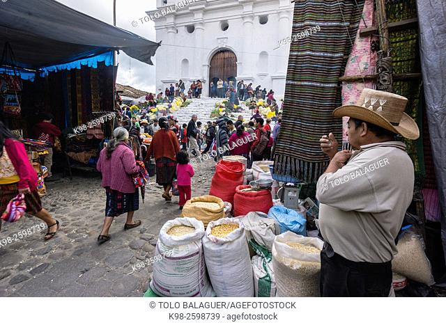 mercado del centro historico, y antiguas gradas del templo maya, Chichicastenango , Municipio del departamento de El Quiché, Guatemala, Central America