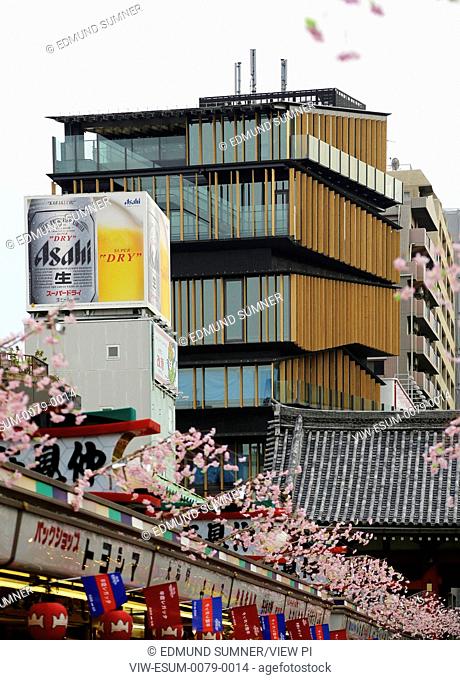 In the corner premise of just 326 across Kaminari-mon Gate, the building was required to accommodate plural programs such as to