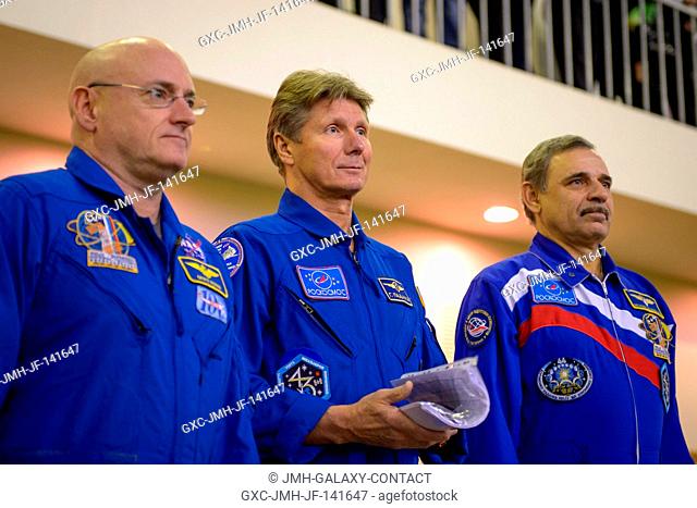 Expedition 43 NASA Astronaut Scott Kelly, left, Russian cosmonaut Gennady Padalka of the Russian Federal Space Agency (Roscosmos), center