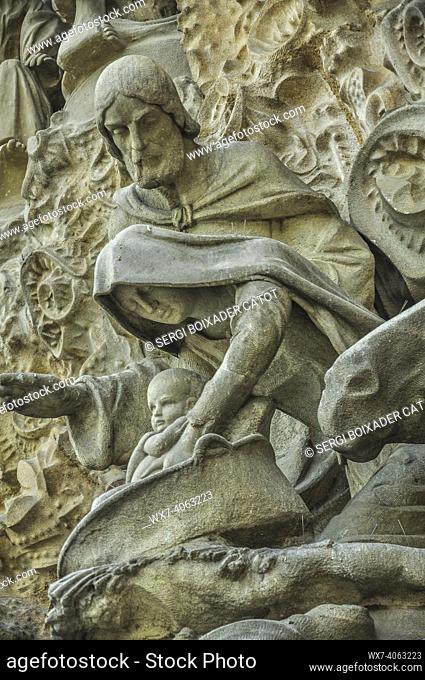 ENG:: Sculptures of the Nativity façade of the Sagrada Familia basilica on a morning in 2010 (Barcelona, Catalonia, Spain)