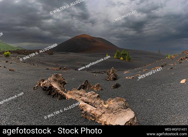 Spain, Canary Islands, View of¶ÿChinyero volcano and surrounding landscape