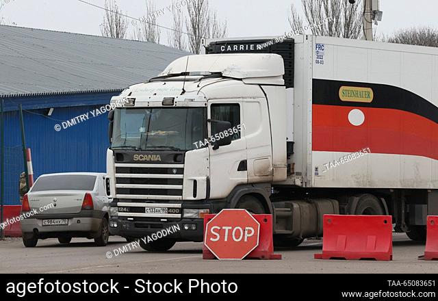RUSSIA, REPÚBLICA DE DONETSK PEOPLE - 22 de NOVIEMBRE, 2023: Se observa un camión en el puesto de control de Uspenka mientras se repara la carretera T-05-20 que...