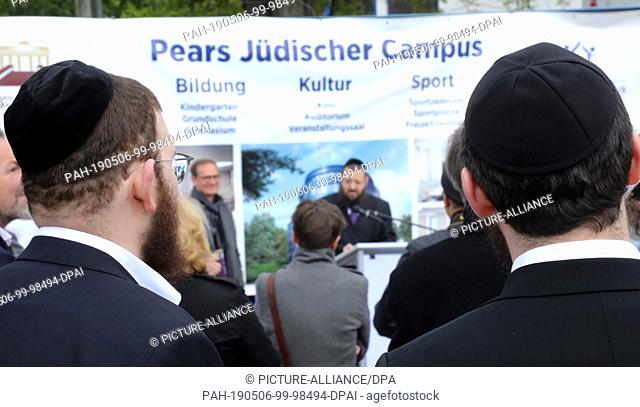 06 May 2019, Berlin: Michael Müller (SPD, back left), governing mayor of Berlin, visits the construction site for the Pears Jewish Campus and is guided across...