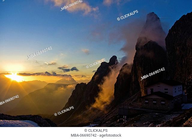 Europe, Italy, Veneto, Alta Pusteria Dolomites, Belluno district, Cadini di Misurina. Alpine sunset at Fonda-Savio-Hütte