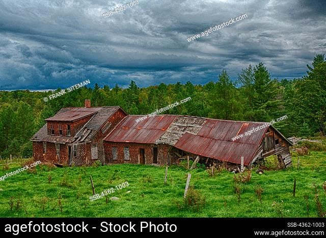 USA, New Hampshire, Lancaster, Abandoned farmhouse and barn on Pgge Hill Road