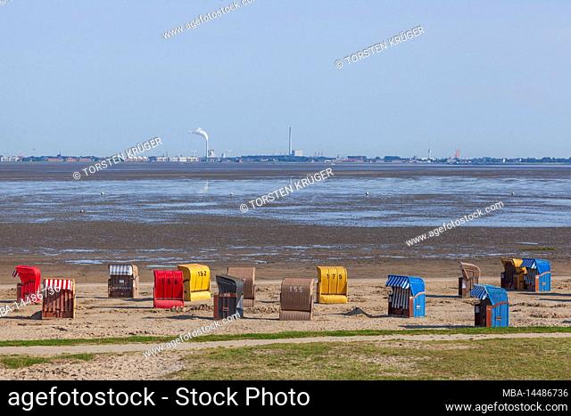 Beach, mudflats, beach chairs, in the background Wilhelmshaven, North Sea resort Dangast, Varel-Dangast, Lower Saxony, Germany, Europe