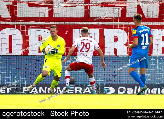 03 September 2022, Upper Palatinate, Regensburg: Soccer: 2nd Bundesliga, Jahn Regensburg - Holstein Kiel, Matchday 7, Sportpark Kaulbachweg