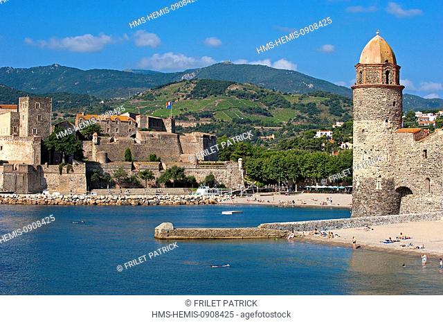 France, Pyrenees Orientales, Cote vermeille, Collioure, the Saint Vincent beach and Notre Dame des Anges (Our Lady of the Angels church)