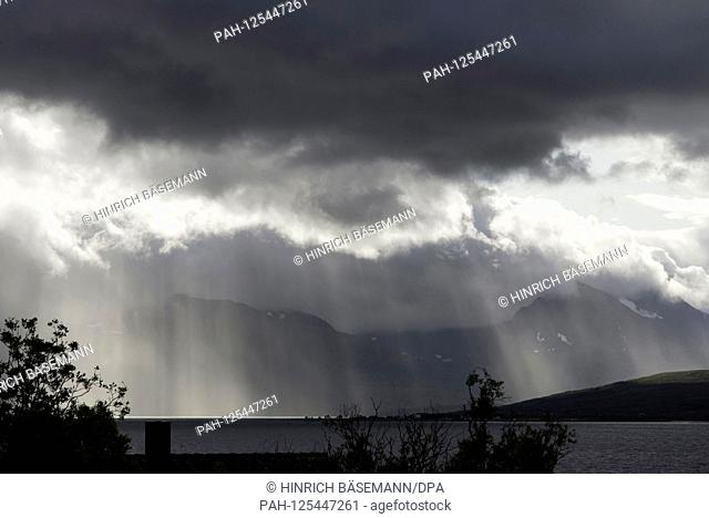crepuscular rays and rain showers, september 2019 | usage worldwide. - Tromsö/Troms/Norway