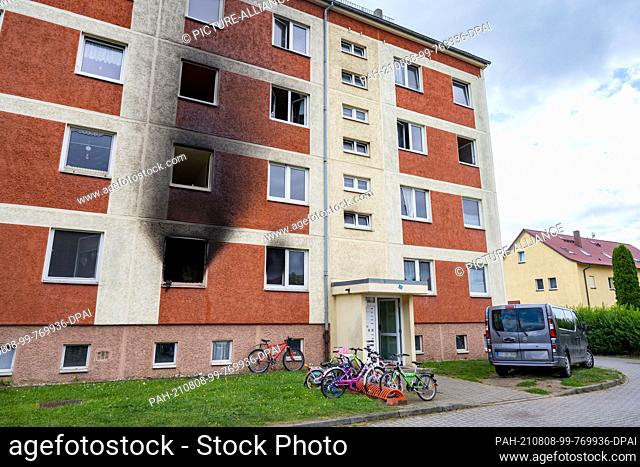 08 August 2021, Mecklenburg-Western Pomerania, Ducherow: A destroyed window is seen after the extinguished fire in a large apartment on the 1st floor of an...