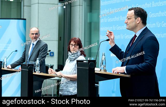 27 May 2021, Berlin: Jens Spahn (r-l, CDU), Federal Minister of Health, speaks together with Bettina Lange, Chairwoman of the self-help group ""Niere"" Potsdam...