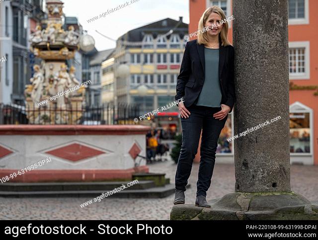 05 January 2022, Rhineland-Palatinate, Trier: Verena Hubertz (SPD) stands at the market cross. In the 2021 federal election