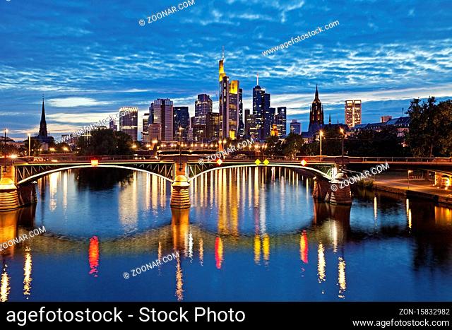 Stadtansicht am Abend mit Main und Bankenviertel, Frankfurt am Main, Hessen, Deutschland, Europa