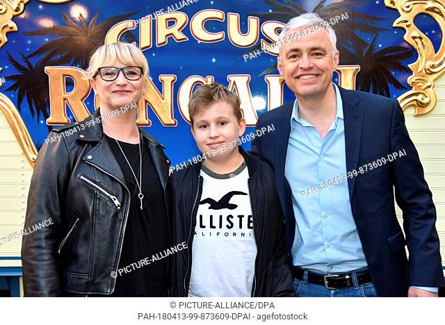 12 April 2018, Germany, Cologne: Presenter Andreas von Thien (r) his wife Alexandra (l) and son Leo arrive at the premiere of Circus Roncalli