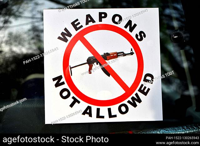 Waffenverbotszeichen in den Scheiben eines Kraftfahrzeuges in der südsudanesischen Hauptstadt Dschuba, aufgenommen am 18.12.2019