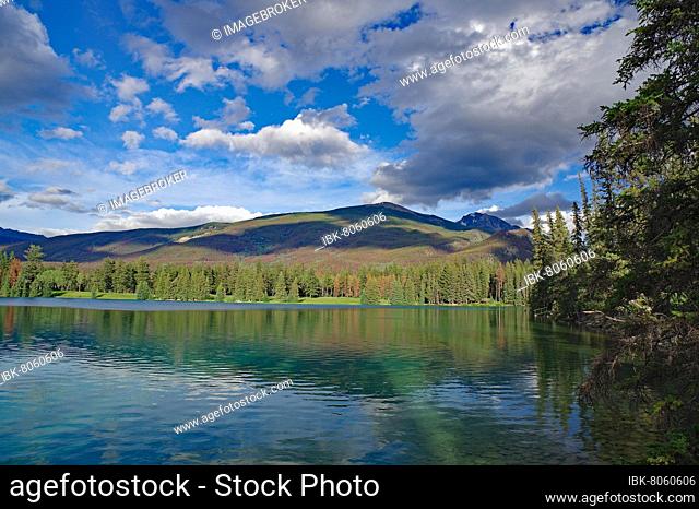 Crystal clear lake, forest and mountains, Jasper, Jasper National Park, Alberta, Canada, North America