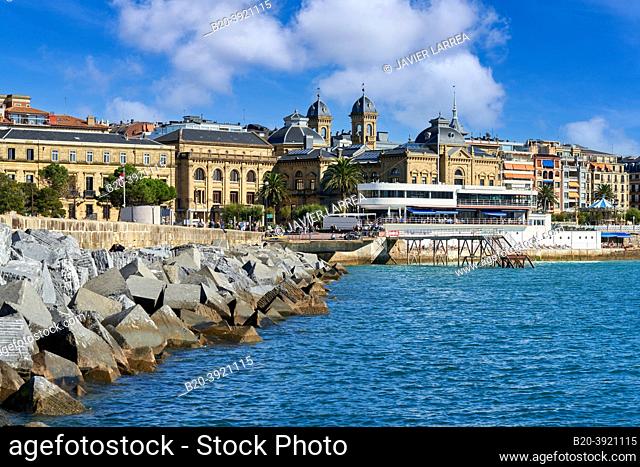 Breakwater of the old Fishing Port and now recreational, In the background the building of the Nautical Club and the Town Hall, Bahia de La Concha, Donostia