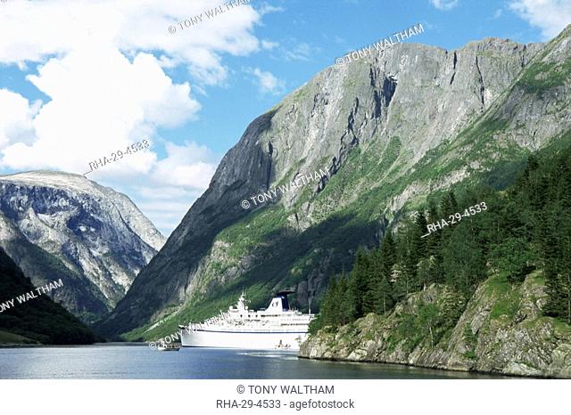 Cruise ship at Gudvangen, Naeroyfjorden, UNESCO World Heritage Site, Western Fiordlands, Norway, Scandinavia, Europe