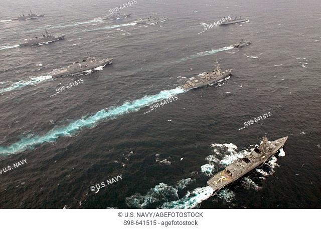 TOKYO BAY (April 16, 2007) - Japanese destroyer JS Murasame (DD 101), Japanese destroyer JS Kirishima (DD 174), Japanese destroyer JS Takanami (DD 110)