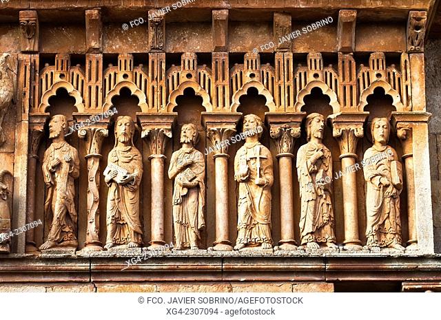 Apóstoles en la portada de la iglesia románica de San Pedro – Moarves de Ojeda – Palencia – Castilla León - España - Europa