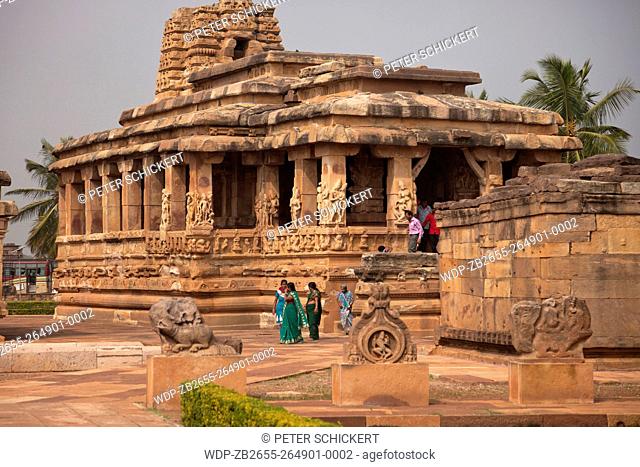 indische Besucher bei den hinduistischen Tempeln aus der Zeit des Chalukya-Reiches in Aihole, Karnataka, Indien, Asien | Durga temple in Aihole, Karnataka