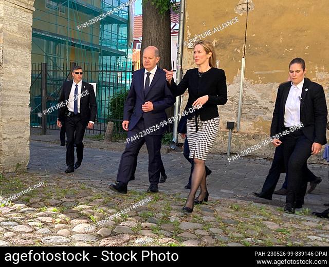26 May 2023, Estonia, Tallinn: German Chancellor Olaf Scholz and Estonian Prime Minister Kaja Kallas walk through Tallinn's Upper Town