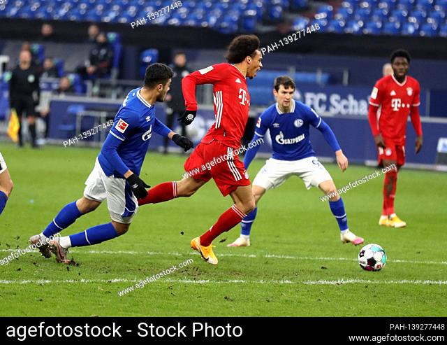 Leroy SANE (FC Bayern Munich), action, duels versus Ozan KABAK (FC Schalke 04, li). Re: Benito RAMAN (FC Schalke 04). Soccer 1st Bundesliga season 2020/2021