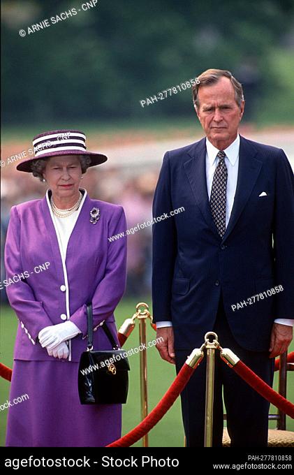 United States President George H.W. Bush, right, stands next to Queen Elizabeth II of Great Britain, left, as he welcomes her for a State Visit on the South...
