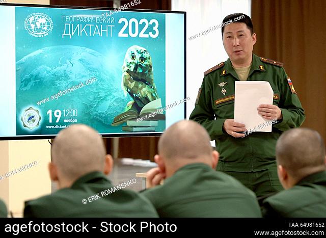 RUSSIA, ROSTOV-ON-DON - 19 de NOVIEMBRE, 2023: Un examen anual de geografía rusa, Dictación geográfica, en un complejo militar