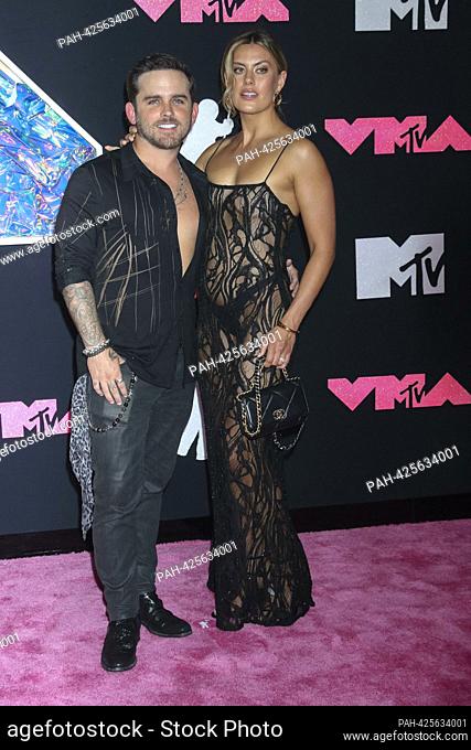 Christian Breslauer y Brittany Breslauer llegan a la alfombra rosa de los 2023 MTV Video Music Awards, VMAs, en Prudential Center en Newark, Nueva Jersey, EE