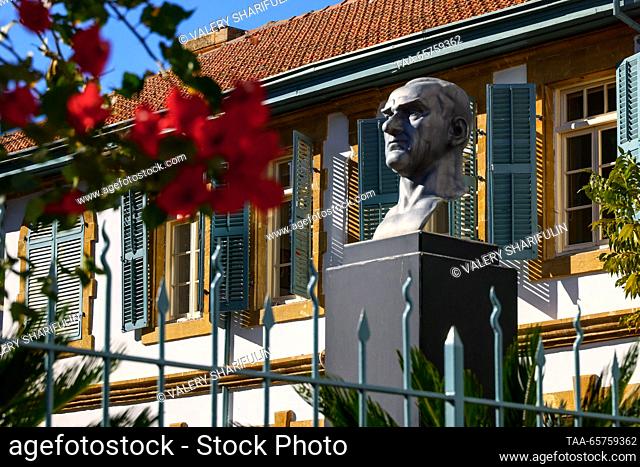 CYPRUS, NICOSIA - 14 de diciembre de 2023: Un busto de Mustafa Kemal Ataturk, Presidente de Turquía en 1923-1938, se encuentra frente al edificio de la...