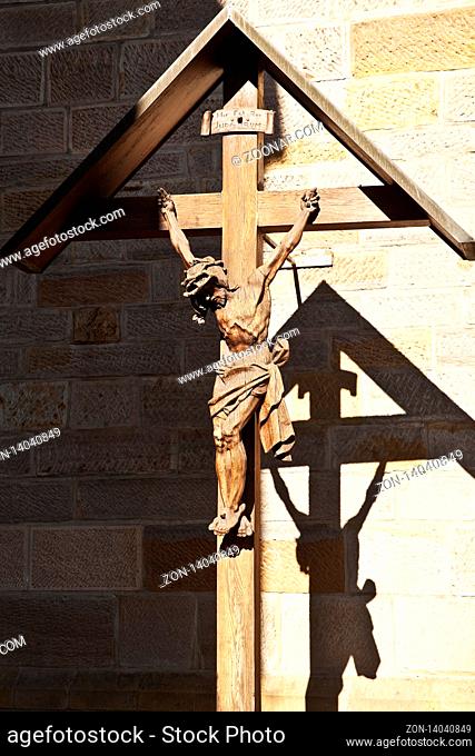 Kreuz vor der Sankt Vincent Kirche, Menden, Sauerland, Nordrhein-Westfalen, Deutschland, Europa