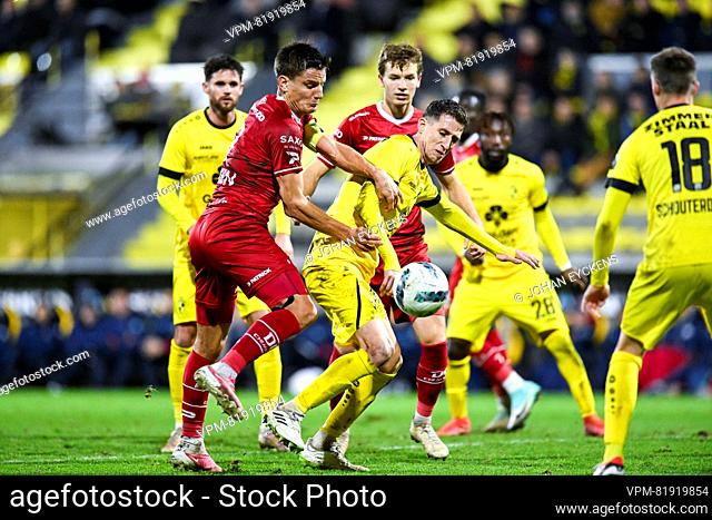 Essevee's Jelle Vossen and Lierse's Jens Cools pictured in action during a soccer match between Lierse Kempenzonen and SV Zulte Waregem
