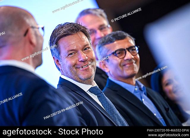 20 July 2023, India, Neu Delhi: Robert Habeck (2nd from left, Bündnis 90/Die Grünen), Vice Chancellor and Federal Minister for Economic Affairs and Climate...