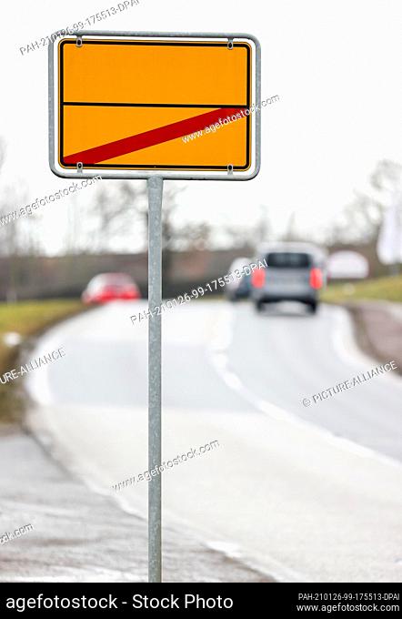26 January 2021, Saxony-Anhalt, Halle (Saale): Cars pass the town exit of Halle with an unlabelled town exit sign. Photo: Jan Woitas/dpa-Zentralbild/dpa