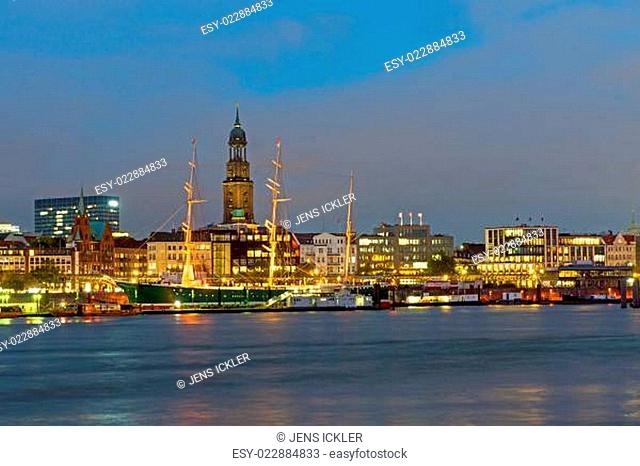 Hamburg mit Hafen und Michel bei Nacht