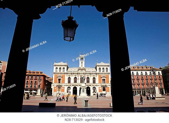 Spain, Castilla Leon, Valladolid, Plaza Mayor, City Hall, people
