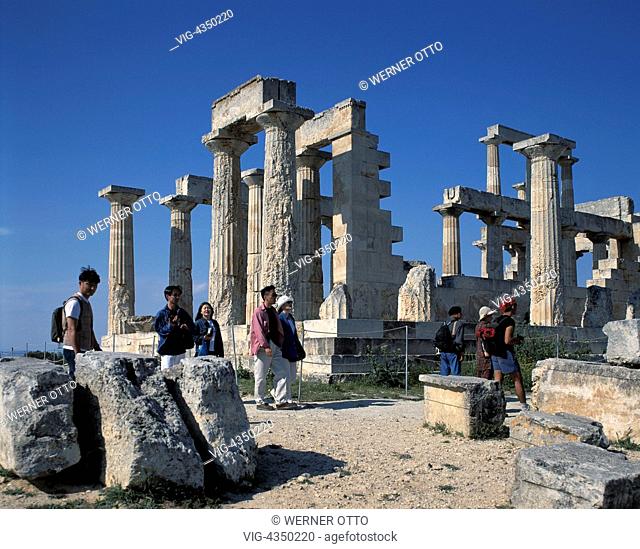 Griechenland, Aegina, Saronische Inseln, GR-Aphaia, japanische Touristen im Aphaia-Tempel, Greece, Aegina, Islands of the Saronic Gulf, GR-Aphaia, Aphaia Temple