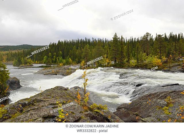 Dimforsen Wasserfall auf dem Vildmarksvaegen in Schweden. Dimforsen waterfall in sweden in fall