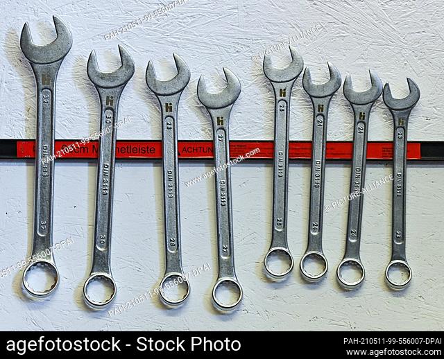 05 May 2021, Brandenburg, Sauen: Wrenches hanging from a magnetic tape in a workshop. Photo: Patrick Pleul/dpa-Zentralbild/ZB
