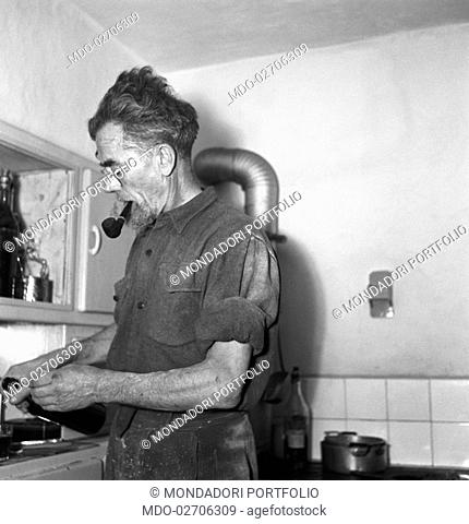 A citizen of Trento cooking at home. At that time the regional election in Trentino-Alto Adige/Sudtirol are held. Trento, November 1952