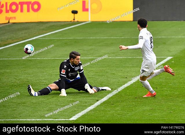 Grosschance, goalchance Ruben VARGAS (FC Augsburg) action, duels versus goalwart Stefan Ortega Moreno (BI), the ball misses the goal. Soccer 1