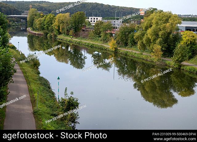 09 October 2023, Saarland, Saarbrücken: A cyclist rides along the Saar River at the site where the body of a missing five-year-old boy was recovered that...