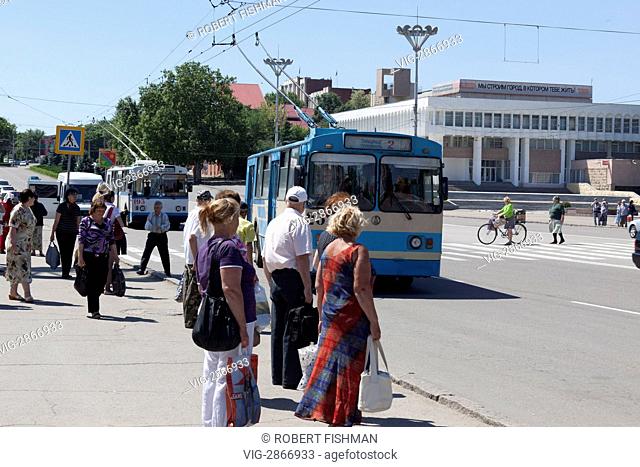 people waiting for the trolleybus in Tiraspol - Tiraspol, PMR Transnistria, 26/05/2011